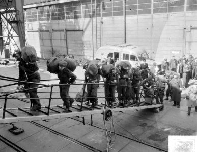 Vertrek Korea vrijwilligers met het Amerikaans troepentransportschip General J., Bestanddeelnr 904-4993