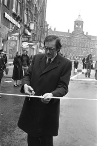 Vernieuwde Damstad in Amsterdam geopend door wethouder Lammers Lammers knipt li, Bestanddeelnr 927-6174