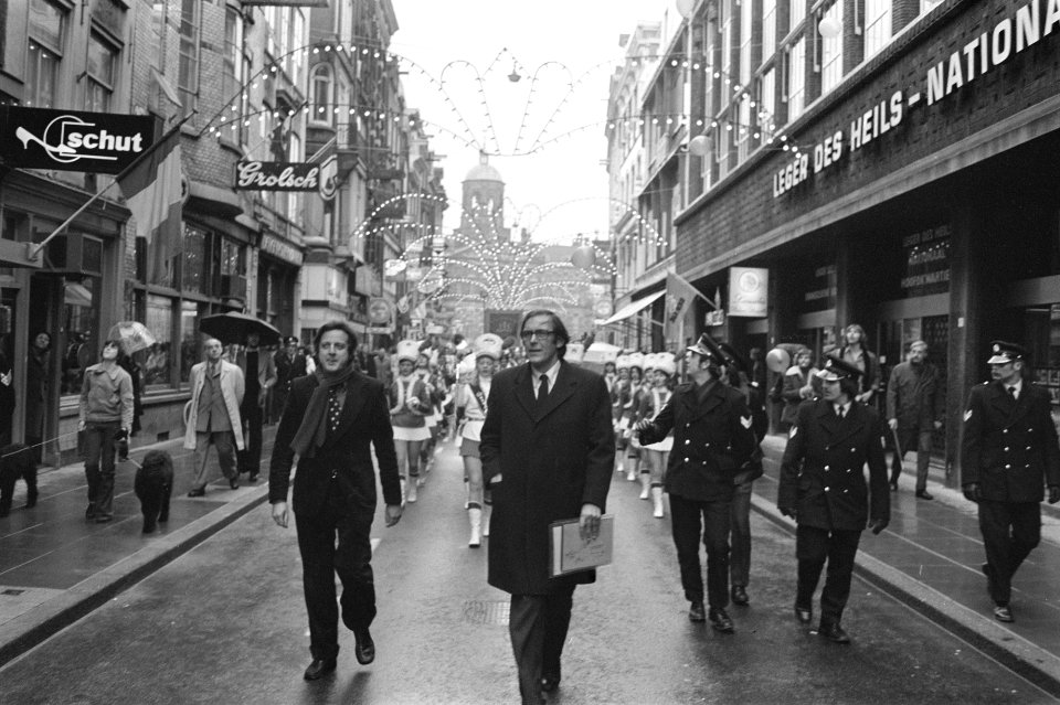 Vernieuwde Damstad in Amsterdam geopend door wethouder Lammers Lammers wandelt , Bestanddeelnr 927-6173