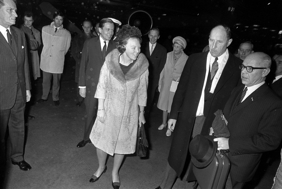 Vertrek Koninklijke familie van Schiphol naar Ethiopie Beatrix en Claus, Bestanddeelnr 922-0339