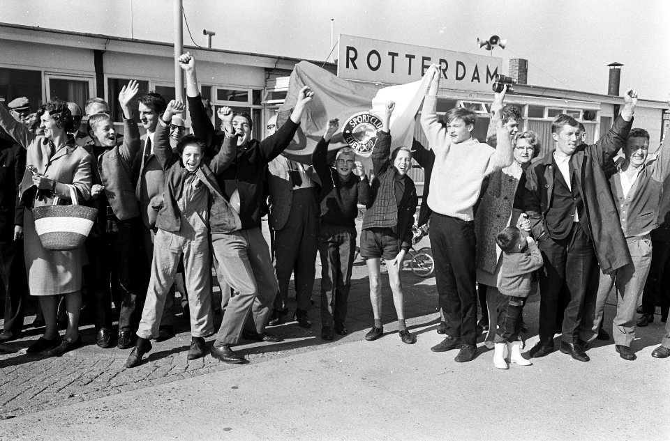 Vertrek Feyenoord naar Madrid vanaf Zestienhoven, supporters waren naar het vlie, Bestanddeelnr 918-2075