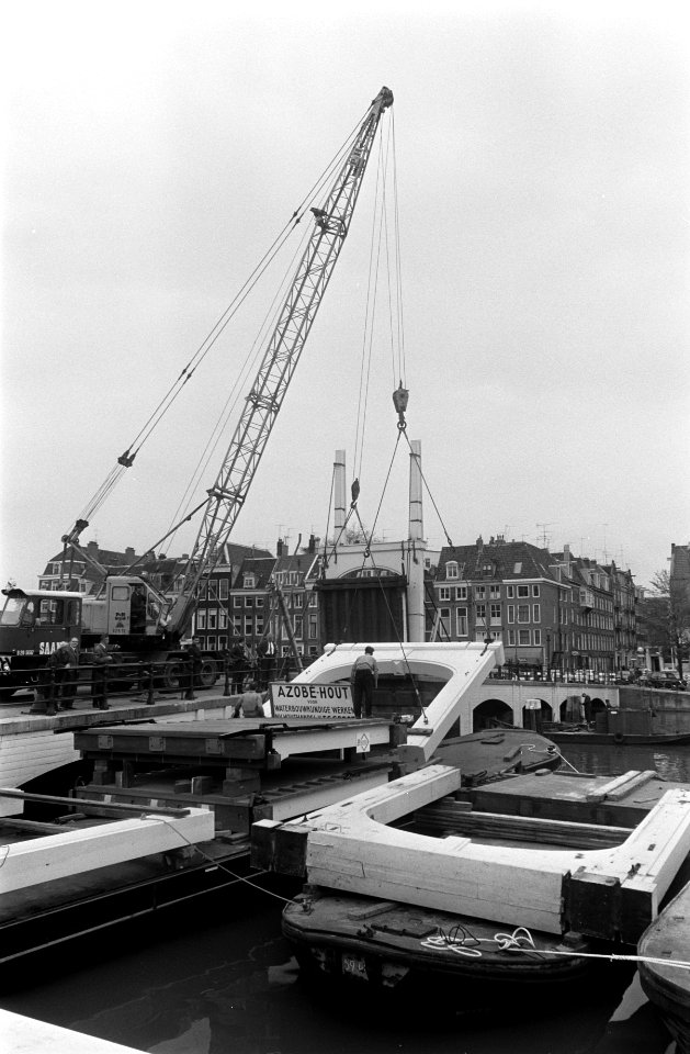 Vernieuwingswerkzaamheden aan Magere Brug , Amsterdam nieuwe Hamijpoort geplaats, Bestanddeelnr 922-3952