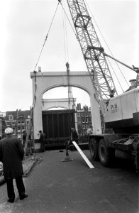 Vernieuwingswerkzaamheden aan Magere Brug , Amsterdam nieuwe Hamijpoort geplaats, Bestanddeelnr 922-3954