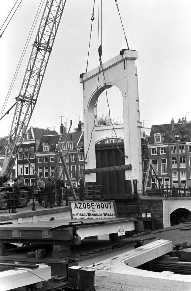 Vernieuwingswerkzaamheden aan Magere Brug , Amsterdam nieuwe Hamijpoort geplaats, Bestanddeelnr 922-3949