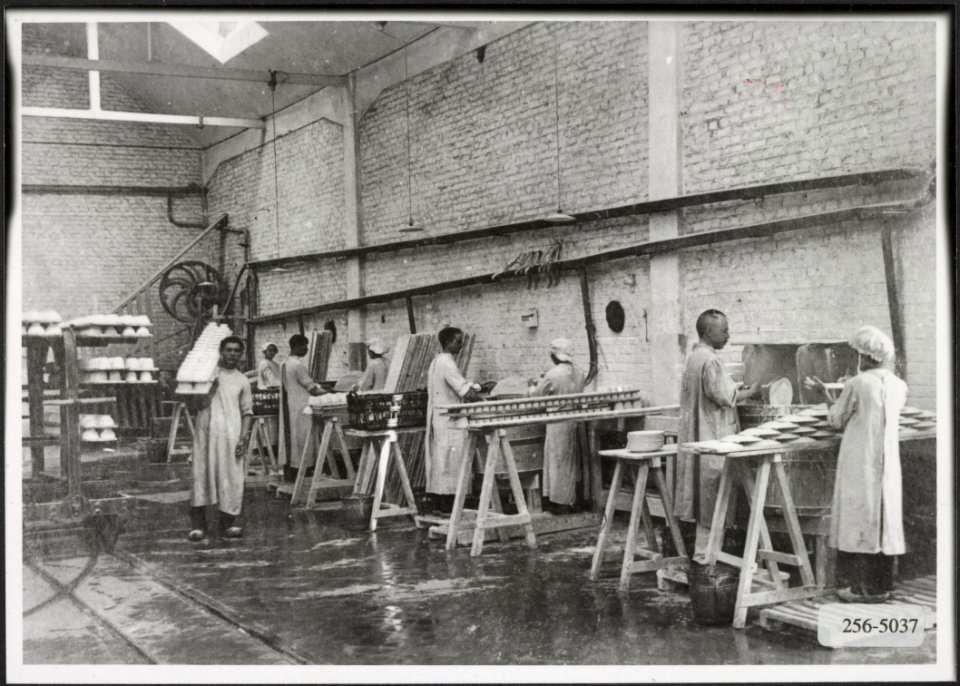 Verniskamer van de aardewerkfabriek van Société Céramique te Maastricht, Bestanddeelnr 256-5037