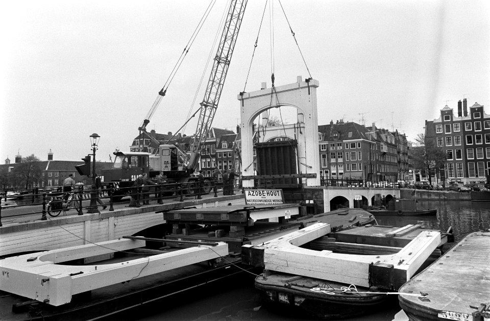 Vernieuwingswerkzaamheden aan Magere Brug , Amsterdam nieuwe Hamijpoort geplaats, Bestanddeelnr 922-3945