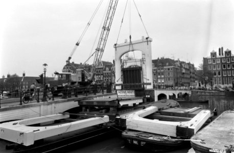 Vernieuwingswerkzaamheden aan Magere Brug , Amsterdam nieuwe Hamijpoort geplaats, Bestanddeelnr 922-3945