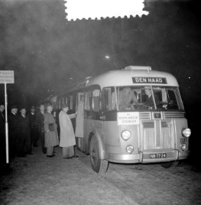 Vertrek eerste autobus NS van Amsterdam naar Den Haag, Bestanddeelnr 906-0472