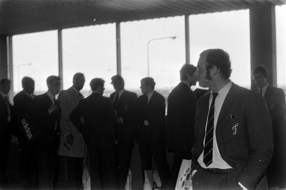 Vertrek Feijenoord van Schiphol naar Milaan voor Europacupfinale tegen Celtic o, Bestanddeelnr 923-4918