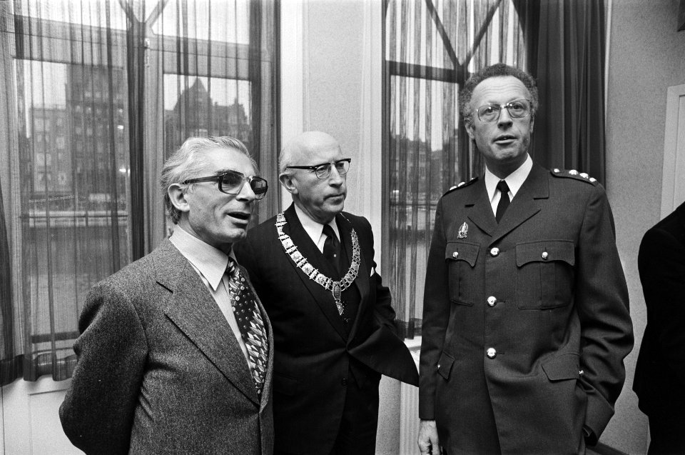 Vernieuwd politiebureau Warmoesstraat in Amsterdam, door staatssecretaris Polak , Bestanddeelnr 928-9052