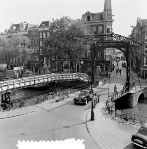 Vernieuwing brug voor Doelenstraat over Kloveniersburgwal met hulpbrug, Bestanddeelnr 907-2909