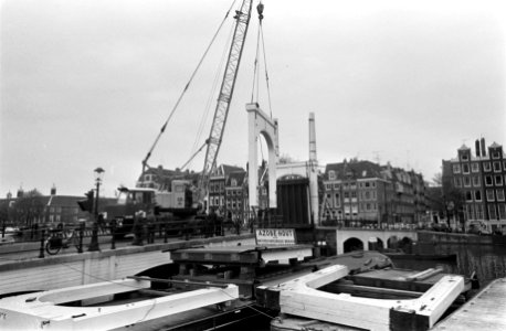 Vernieuwingswerkzaamheden aan Magere Brug , Amsterdam nieuwe Hamijpoort geplaats, Bestanddeelnr 922-3947