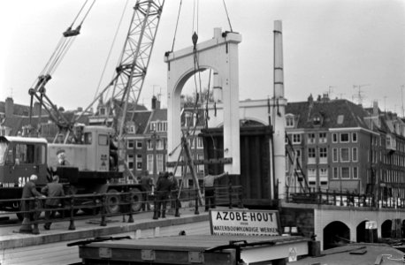 Vernieuwingswerkzaamheden aan Magere Brug , Amsterdam nieuwe Hamijpoort geplaats, Bestanddeelnr 922-3944