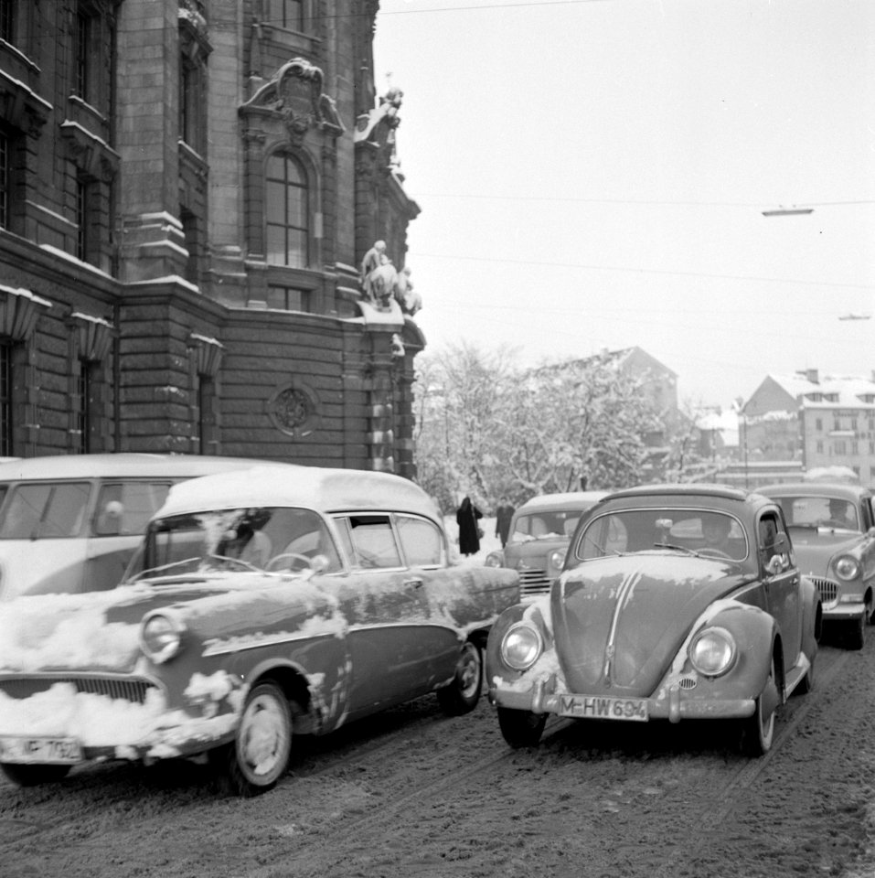 Verkeer op de Lenbachplatz in de sneeuw met vooraan links een Opel en rechts een, Bestanddeelnr 254-3712