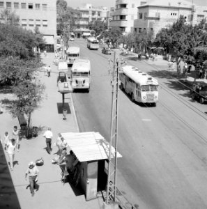 Verkeer op een drukke weg in de stad, Bestanddeelnr 255-2036