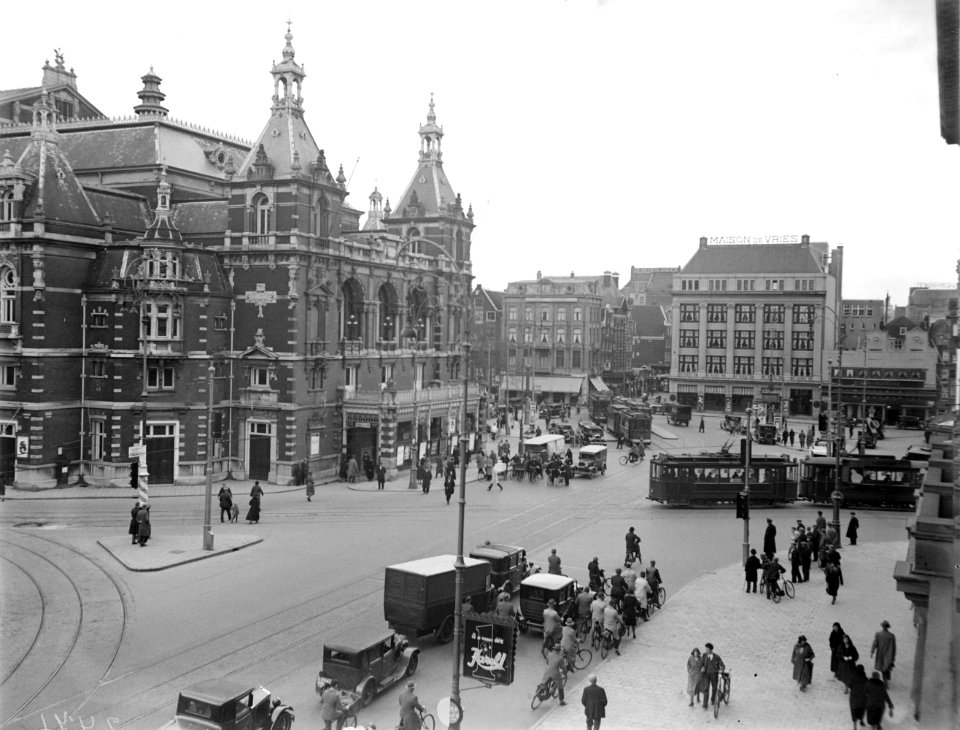 Verkeer op het Leidseplein in Amsterdam. Links de stadsschouwburg, Bestanddeelnr 252-0978