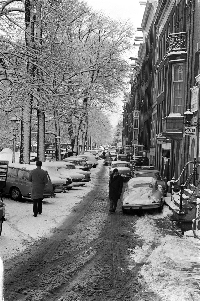 Verkeer ondervindt last van sneeuw. Woonboten in grachten en autos onder de snee, Bestanddeelnr 923-2586