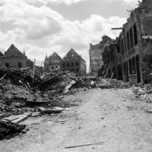 Vernielingen Venlo Oude Markt te Venlo voor start ruimingswerkzaamheden, Bestanddeelnr 900-5723