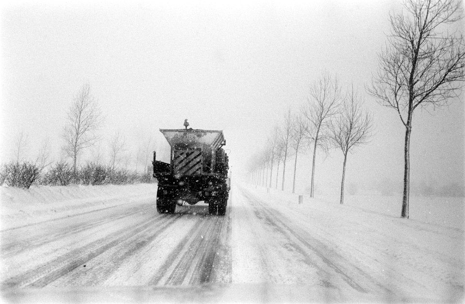 Verkeer op buitenwegen in de sneeuw. Pekelstrooier, Bestanddeelnr 923-2641
