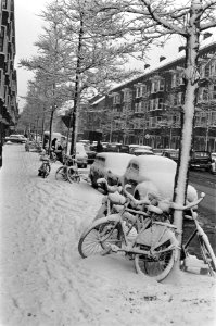 Verkeer ondervindt last van sneeuw. Woonboten in grachten en autos onder de snee, Bestanddeelnr 923-2587