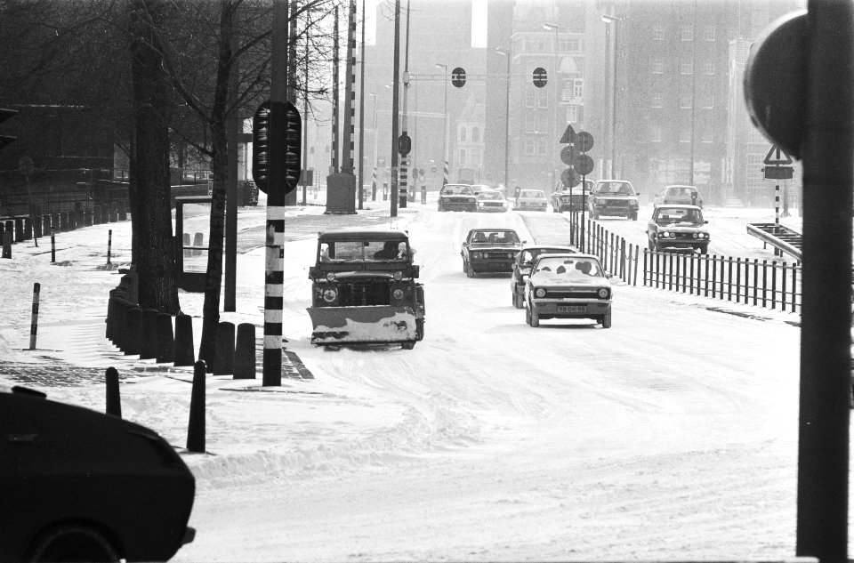 Verkeer in de sneeuw op het mr Visserplein in Amsterda, Bestanddeelnr 930-0619
