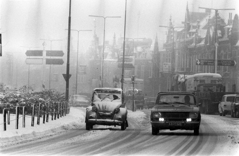 Verkeer op buitenwegen in de sneeuw. Pekelstrooier, Bestanddeelnr 923-2640