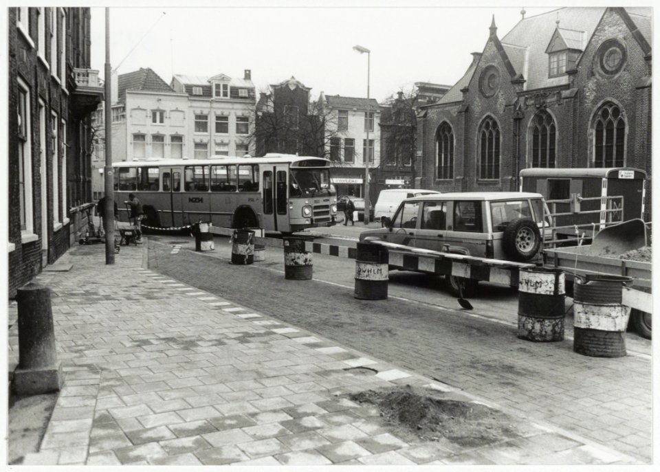 Verkeer op het klokhuisplein. NL-HlmNHA 54034121