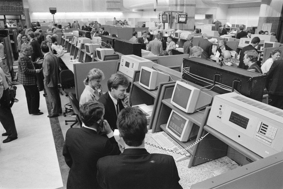 Vernieuwde Effectenbeurs Amsterdam in gebruik genomen de vernieuwde beursvloer , Bestanddeelnr 934-3203