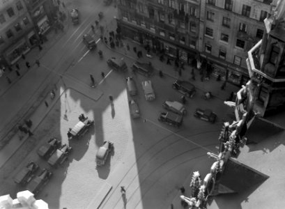 Verkeer op de Marienplatz gezien vanuit de toren van het Neues Rathaus, Bestanddeelnr 190-1400