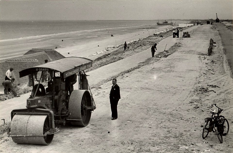 Vernieuwing van de Boulevard, vanaf het Bloemendaalse strand tot Zandvoort, ziende naar het noorden. (gestrand schip de C.A. Banck). Aangekocht in 1976 van fotograaf C. de Boer. Identificati, NL-HlmNHA 54010752
