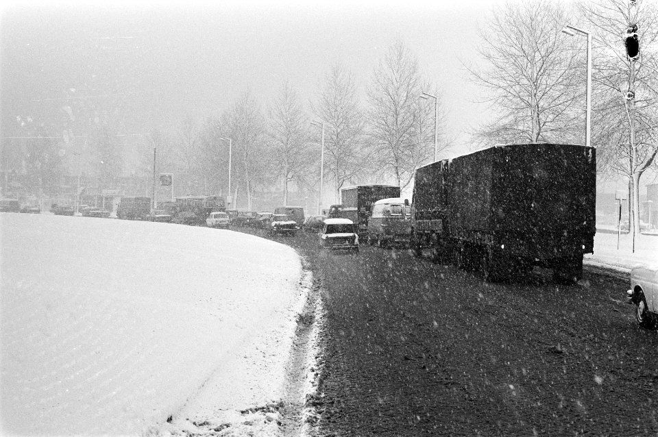 Verkeer ondervindt last van sneeuw. Auto in file op Haagsche weg, Bestanddeelnr 923-2583