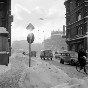 Verkeer op de Lenbachplatz in de sneeuw met op de achtergrond het Beierse minis…, Bestanddeelnr 254-3719