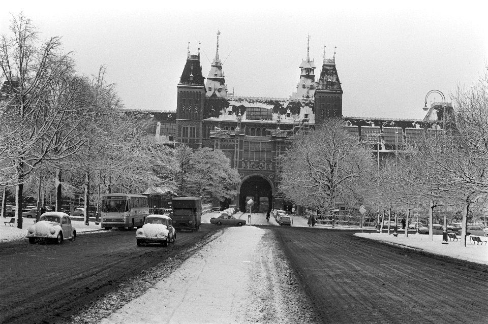 Verkeer ondervindt last van sneeuw, Bestanddeelnr 923-2589