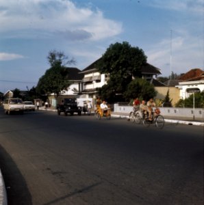 Verkeer in villawijk van Jakarta, Bestanddeelnr 254-9093