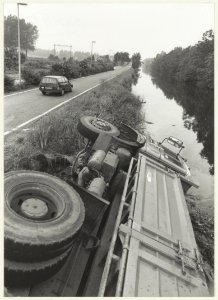 Verongelukte vrachtwagen. NL-HlmNHA 54023623