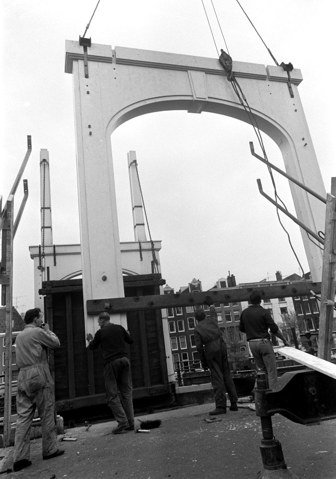 Vernieuwingswerkzaamheden aan Magere Brug , Amsterdam nieuwe Hamijpoort geplaats, Bestanddeelnr 922-3950