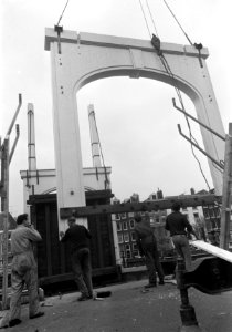 Vernieuwingswerkzaamheden aan Magere Brug , Amsterdam nieuwe Hamijpoort geplaats, Bestanddeelnr 922-3950