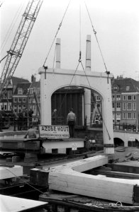 Vernieuwingswerkzaamheden aan Magere Brug , Amsterdam nieuwe Hamijpoort geplaats, Bestanddeelnr 922-3948