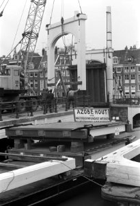 Vernieuwingswerkzaamheden aan Magere Brug , Amsterdam nieuwe Hamijpoort geplaats, Bestanddeelnr 922-3953
