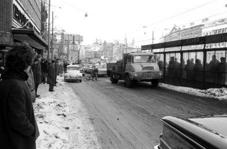 Verkeer in de war in Amsterdam. Rembrandtsplein, vallende fietser bij de Munt, Bestanddeelnr 914-7178