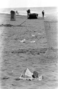 Verontreinigd strand (papier op strand), Bestanddeelnr 920-5346