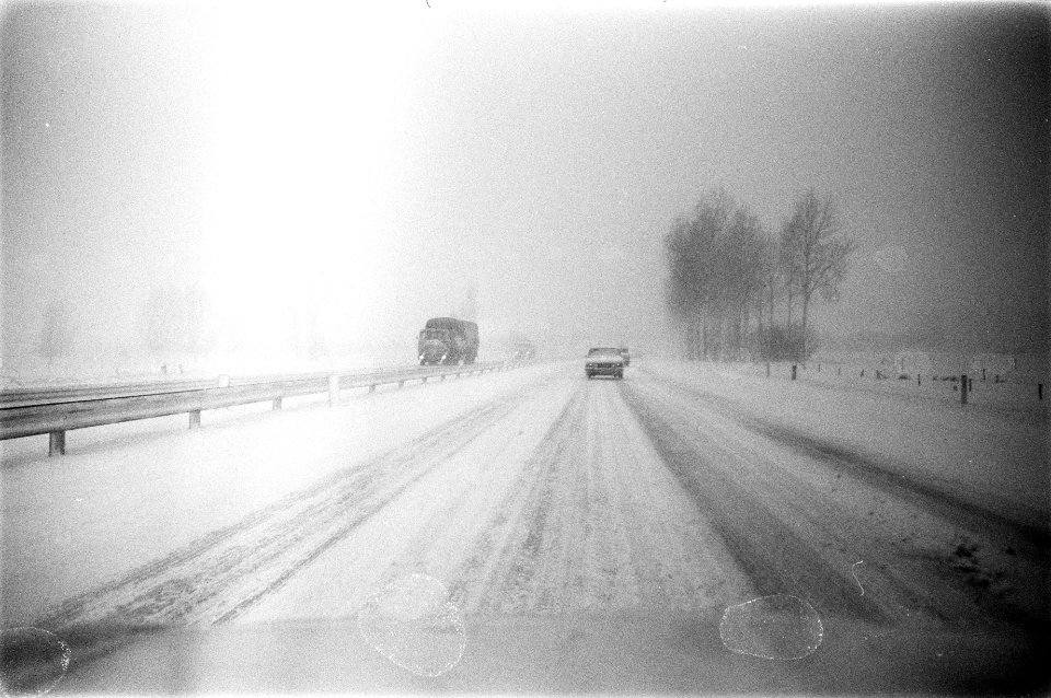 Verkeer op buitenwegen in de sneeuw. Pekelstrooier, Bestanddeelnr 923-2643