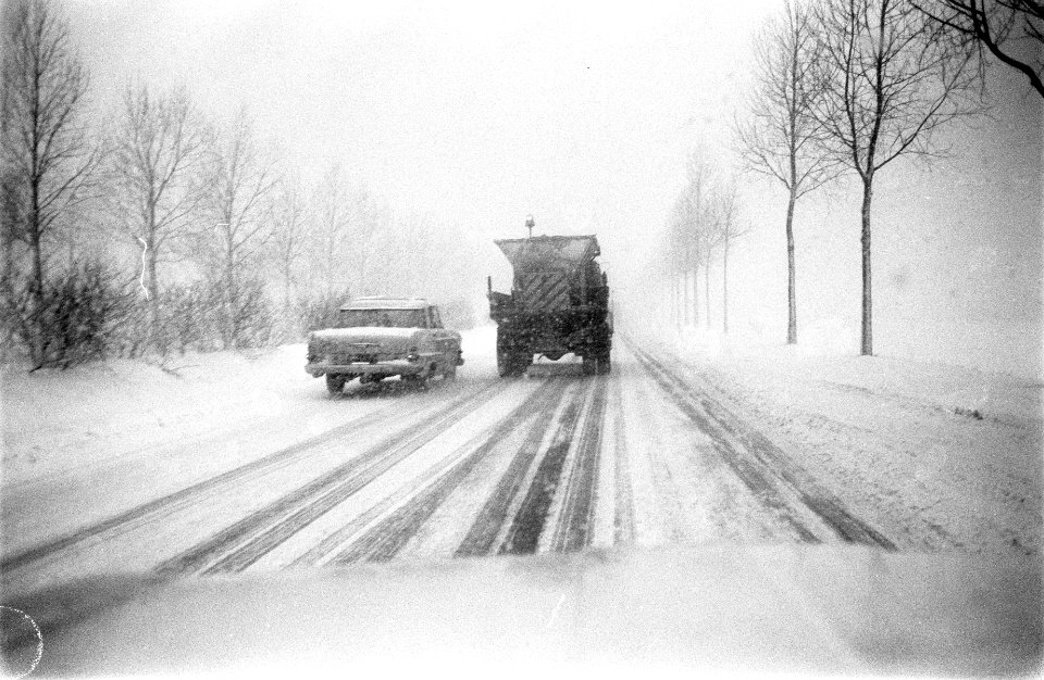 Verkeer op buitenwegen in de sneeuw. Pekelstrooier, Bestanddeelnr 923-2642
