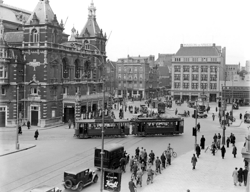 Verkeer op het Leidseplein in Amsterdam. Links de stadsschouwburg, Bestanddeelnr 252-0977