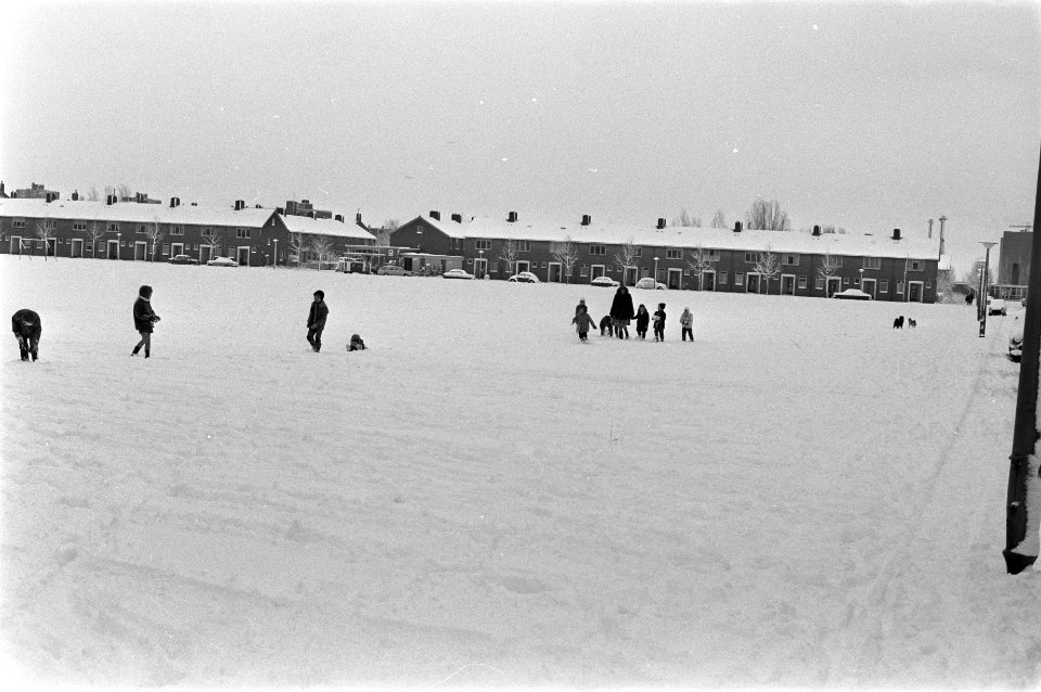 Verkeer ondervindt last van sneeuw., Bestanddeelnr 923-2590