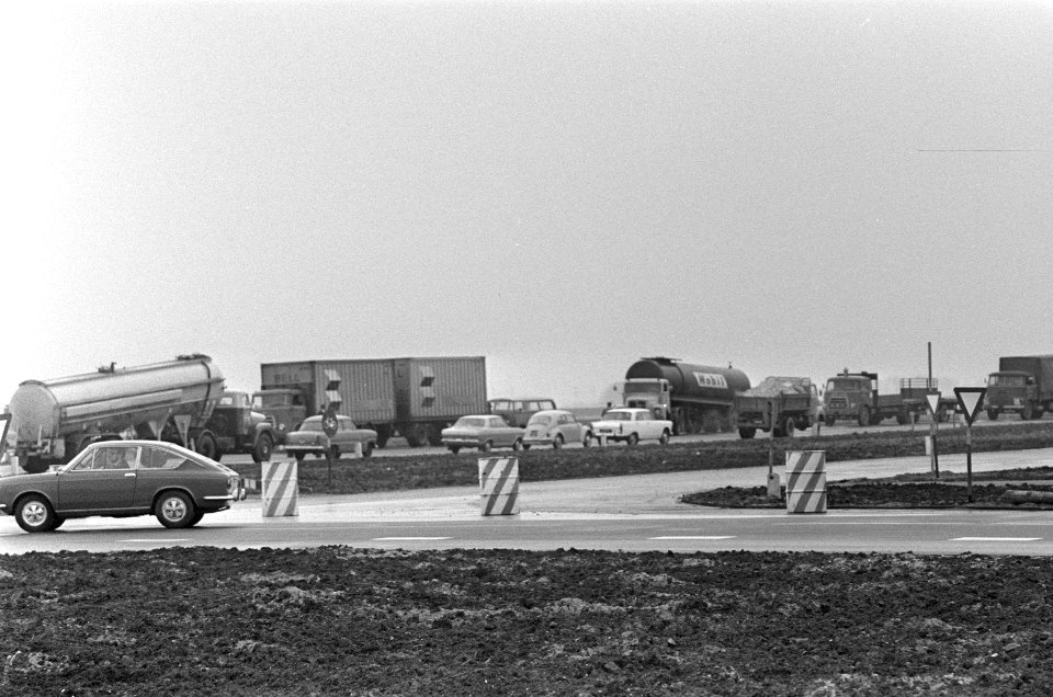 Verkeer op circuit Prins Bernhardplein wordt door 2 verkeersagenten met verkeers, Bestanddeelnr 921-8889
