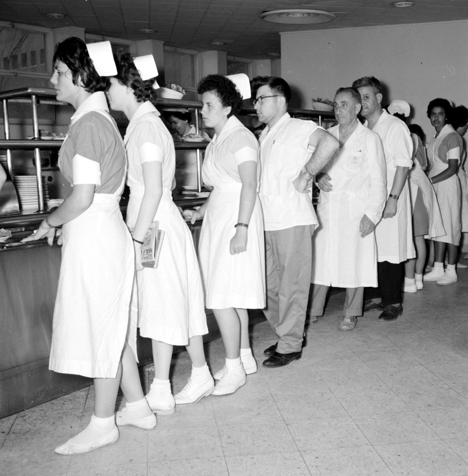 Verplegend personeel in de rij in de kantine van het Beilinson hospitaal te Peta, Bestanddeelnr 255-4913