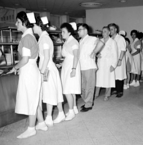 Verplegend personeel in de rij in de kantine van het Beilinson hospitaal te Peta, Bestanddeelnr 255-4913
