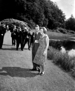 Verloving Prinses Beatrix , het verloofde paar in tuin Paleis Soestdijk, Bestanddeelnr 917-9148