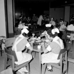 Verplegend personeel aan de maaltijd in de kantine van het Beilinson hospitaal t, Bestanddeelnr 255-4916